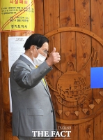 [TF포토] 이만희, 추켜세운 엄지 '무슨 의미?'
