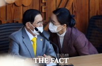 [TF포토] 비서와 대화나누는 이만희