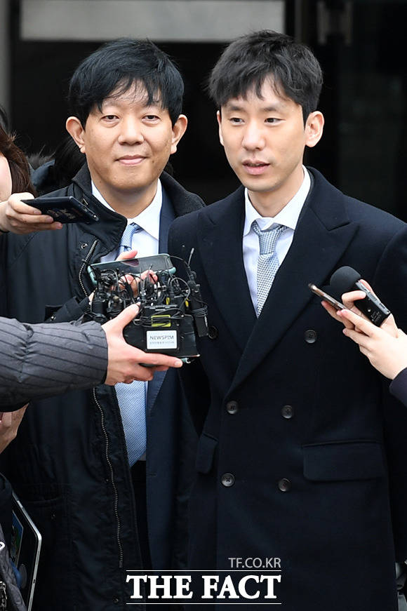 박재욱 타다 대표(오른쪽)가 타다금지법 통과를 막아달라는 내용의 호소문을 발표했다. /남용희 기자