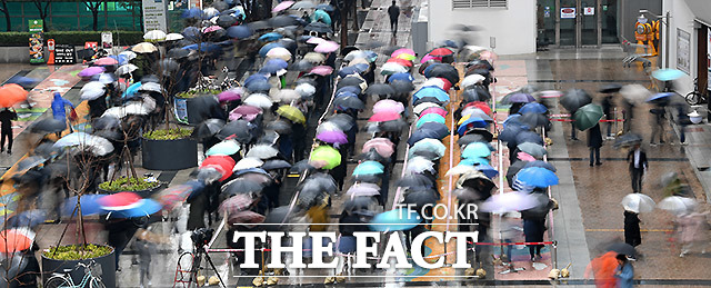 문 대통령은 3일 정부서울청사에서 주재한 국무회의에서 마스크 대란과 관련해 송구하다며 사과했다. 사진은 지난달 28일 서울 목동 행복한백화점에서 열린 마스크 긴급 노마진 판매 행사에서 시민들이 마스크를 구매하기 위해 길게 줄을 서 있는 모습. /이효균 기자