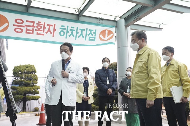 문 대통령이 지난달 25일 대구 서구 대구의료원을 찾아 유완식 대구의료원장으로부터 코로나19 현황을 보고받는 모습. /청와대 제공