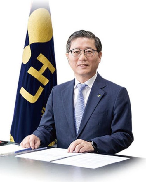 한국토지주택공사(LH)가 코로나19로 침체된 경제활성화 지원을 위해 총력을 다한다는 방침을 밝혔다. 사진은 변창흠 LH 사장 / LH 홈페이지 캡처