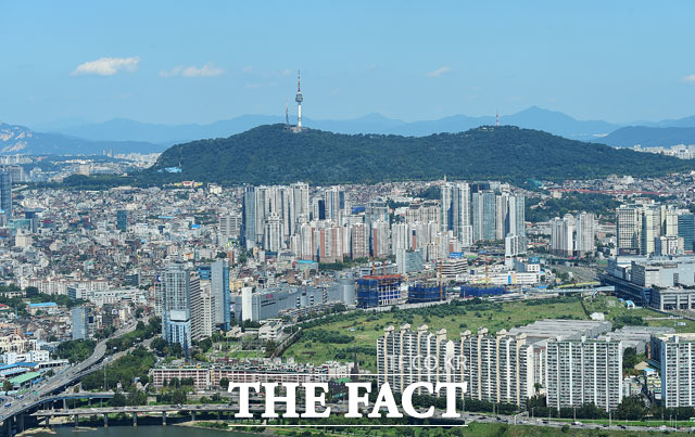 OECD(경제협력개발기구)가 한국의 올해 경제성장률 전망치를 기존 2.3%에서 0.3포인트 낮춘 2.0%로 전망했다. /더팩트 DB