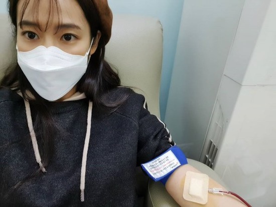 트로트 가수 홍자가 자신의 SNS를 통해 헌혈 사실을 인증했다. /홍자 SNS 캡처