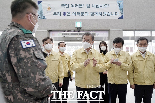 문재인 대통령이 2일 대전 국군대전병원을 방문해 코로나19 대응 체계에 대한 보고를 받고 있다. /청와대 제공