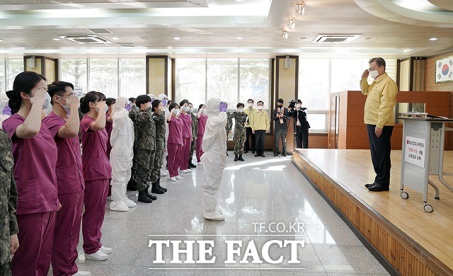 문재인 대통령이 2일 대전광역시 국군간호사관학교를 방문해 경례를 받고 있다. /청와대 제공
