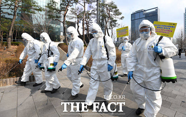 서울시와 수도방위사령부 합동 코로나19 긴급방역이 서울 전역에서 진행 중인 가운데 4일 오전 서울 강남구 코엑스 일대에서 강남구청 직원들과 수방사 병력이 함께 방역작업을 실시하고 있다. /임새준 기자