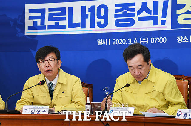 모두발언 하는 김상조 청와대 정책실장(왼쪽)