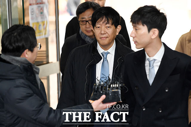 4일 법제사법위원회가 전체회의를 열고 타다금지법으로 불리는 여객자동차운수사업법 개정안을 통과시킨 가운데 이재웅 쏘카 대표(가운데)가 혁신을 금지한 정부와 국회는 죽었다라며 강도 높게 비판했다. /남용희 기자