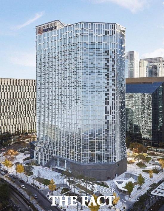 한화그룹이 코로나19 확산 방지를 위해 주요 계열사별 상황에 맞춰 공동 휴가와 재택근무 확대 시행 등을 시행, 사회적 거리두기 캠페인에 적극적으로 참여하고 있다. /한화그룹 제공