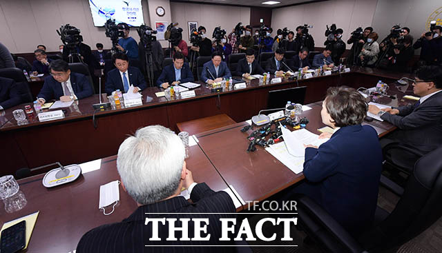 정부가 항공사 CEO들과 다시 만나 코로나19 사태에 대한 실효성 있는 지원책을 논의한 것으로 알려졌다. 사진은 지난 10일 김현미 국토교통부 장관과 항공사 CEO들이 만났던 모습. /김세정 기자