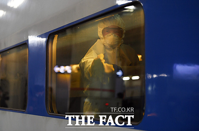 한국철도공사(코레일)가 4일 서울역 승강장에서 코로나19(신종 코로나바이러스 감염증) 대응을 위한 방역작업을 실시한 가운데, 작업원들이 정차된 KTX 객실 내부 방역 작업을 하고 있다. /이새롬 기자