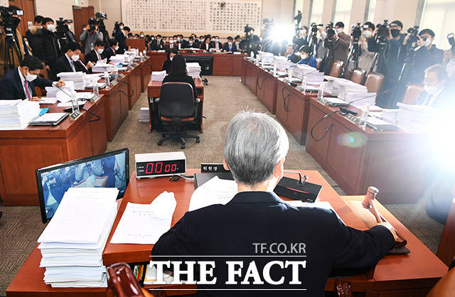참석 인원 전원 마스크 착용하고 진행되는 국회 법제사법위원회 전체회의