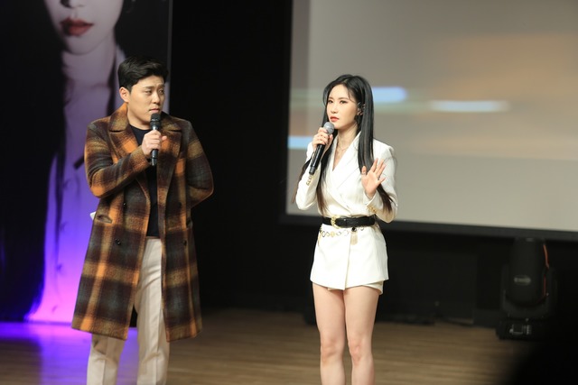 미친개로 강렬한 인상을 남겼던 래퍼 예지는 전혀 새로운 매력의 아티스트로 돌아왔다. 그는 지금의 나를 순하지만 많이 우려져 있는 맛이라고 표현하고 싶다고 말했다. 사진은 MC하루와 예지. /제이지스타 제공