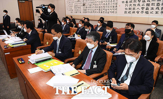 회의에 참석한 관계자들도 전원 마스크 착용 완료!