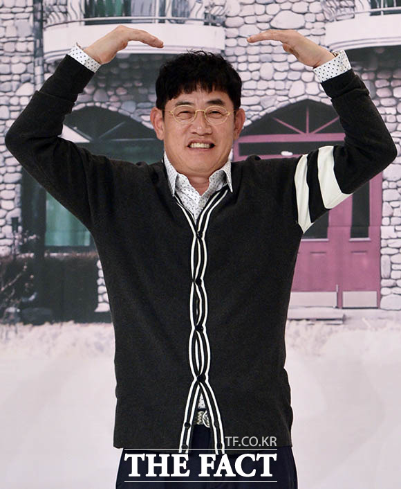 이경규가 코로나19 확산을 방지하고 피해 극복을 위해 희망브리지 전국재해구호협회에 1억 원의 기부금을 전달했다. /더팩트 DB