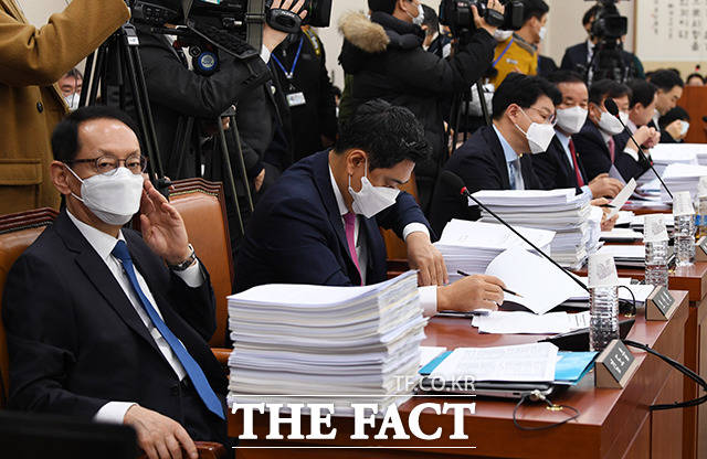 마스크 착용한 야당 의원들