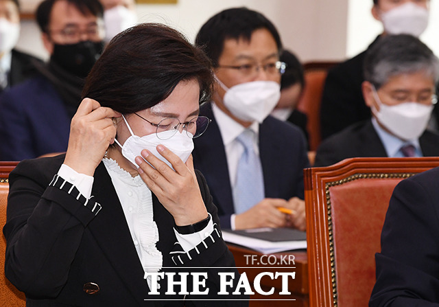 마스크 착용하는 추미애 법무부 장관