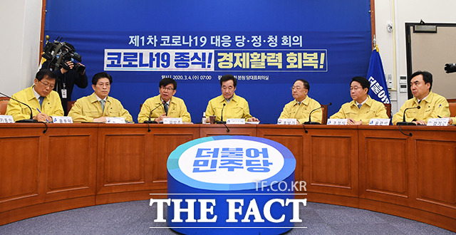 모두발언 하는 김상조 청와대 정책실장(왼쪽 세번째)