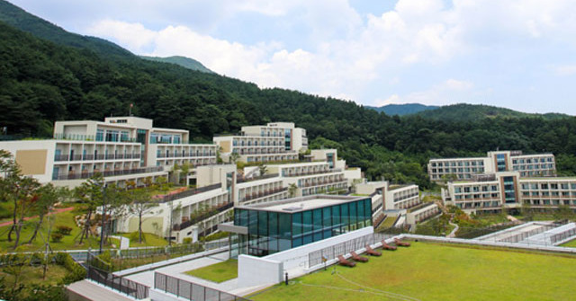 삼성은 신종 코로나바이러스 감염증(코로나19)으로 인한 고통을 분담하고 사태 극복을 위한 사회적 노력에 동참하기 위해 삼성 영덕연수원을 생활치료센터로 제공한 데 이어 삼성의료원 의료진을 파견한다고 4일 밝혔다. 사진은 경북 영덕에 있는 영덕연수원. /삼성전자 제공