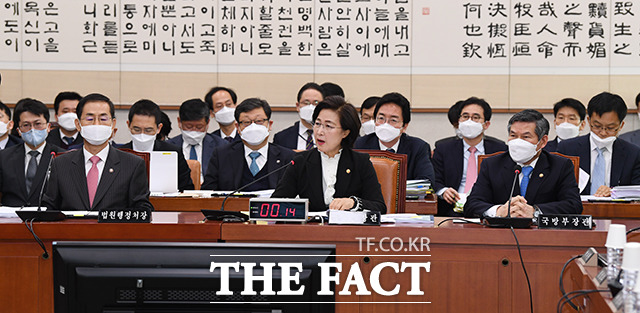 국회 법제사법위원회 전체회의가 4일 오전 서울 여의도 국회에서 열린 가운데 추미애 법무부 장관(가운데)이 마스크를 벗고 의원들의 질의에 답변을 하고 있다. / 국회=배정한 기자