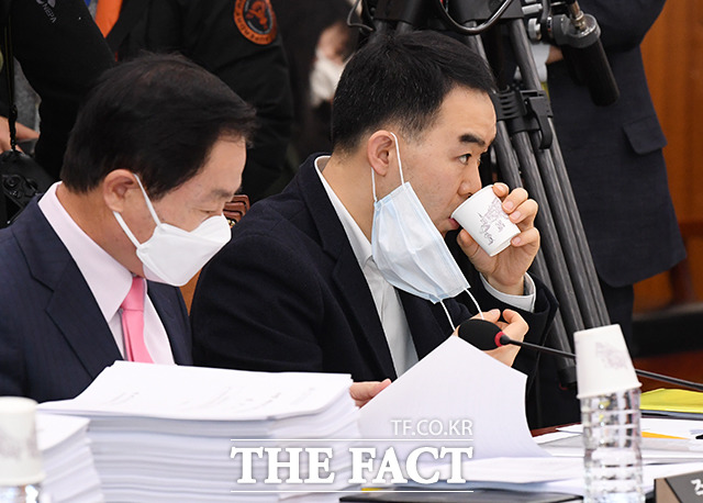 물 한잔 마시기도 불편합니다!