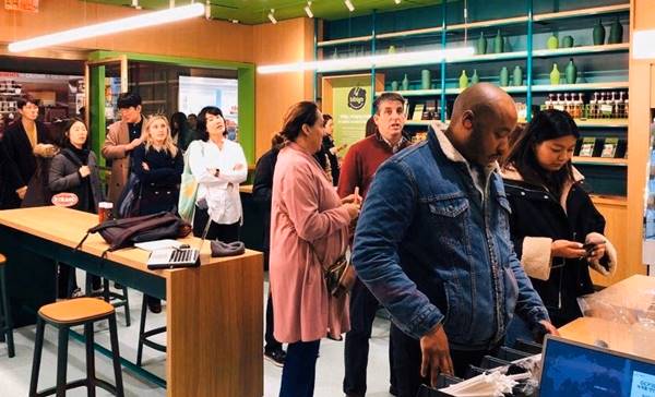 CJ제일제당이 뉴요커의 마음을 사로잡아 비비고 팝업스토어를 3개월 연장한다고 밝혔다. 비비고 팝업스토어에서 한식을 먹기 위해 줄을 선 뉴요커 모습. /CJ제일제당 제공