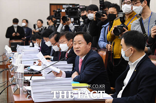 발언자만 잠시 마스크를 벗고~