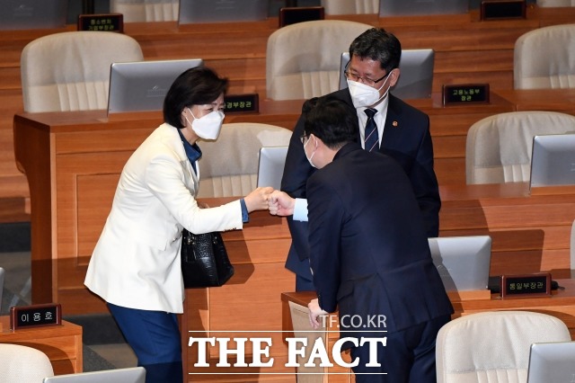 추미애 장관은 올해 주요업구무 계획을 발표하면서, 코로나19 사태 수습에도 주력하겠다는 방침을 4일 밝혔다. 사진은 지난 2일 국회 정치·외교·통일·안보 분야 대정부질문에 참석해 의원들과 인사하고 있는 추 장관 모습/ 남윤호 기자.