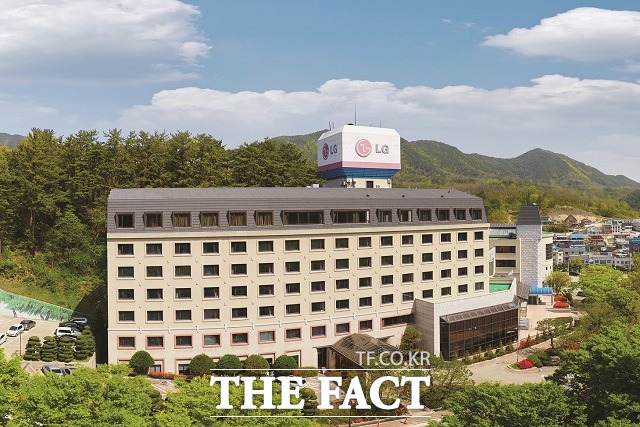 임직원을 위한 휴양 시설인 울진 LG생활연수원은 각 지자체 등과 협의를 통해 비교적 경증환자들이 격리된 상태에서 의료진들의 관리를 받을 수 있는 치료센터로 사용될 예정이다.