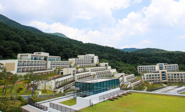 삼성은 코로나19 극복을 위한 사회적 노력에 동참하기 위해 삼성 영덕연수원을 생활치료센터로 제공한 데 이어 삼성의료원 의료진을 파견했다. /삼성전자 제공