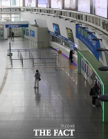 [TF포토] '한산한 KTX 매표소'