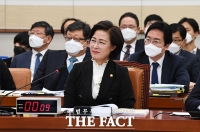 [TF포토] 미소 짓는 추미애 장관