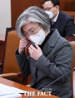 [TF포토] 발언 마친 뒤 마스크 재착용 하는 강경화 장관