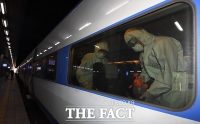 [TF포토] 소독 작업하는 KTX