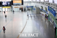 [TF포토] 코로나19에 '썰렁한 서울역'