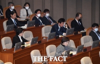 [TF포토] 마스크 벗어놓은 장관들