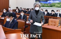 [TF포토] 마스크 착용하고 이동하는 강경화 장관