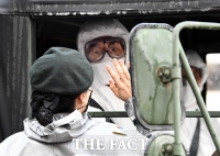 [TF포토] 현장 지시 받는 군 방역요원