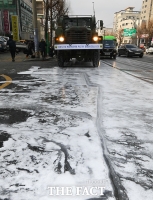 [TF포토] 제독약품으로 뒤덮힌 도로