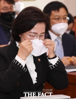 [TF포토] 마스크 착용하는 추미애 장관