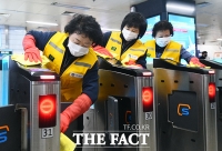 [TF포토] 서울교통공사, '명동역 집중방역'