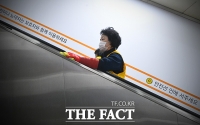 [TF포토] '손잡이도 꼼꼼하게 방역'