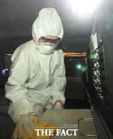 [TF포토] KTX 객실 방역작업원들