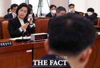 [TF포토] 답변 위해 마스크 벗는 추미애 장관