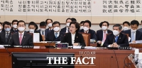 [TF사진관] '마스크, 잠시만 벗겠습니다'…코로나19가 바꾼 국회 풍경