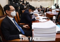 [TF포토] 마스크 착용한 김도읍과 오신환