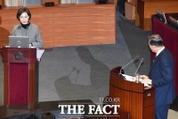 [TF포토] 밝은 표정으로 답변하는 유은혜 사회부총리