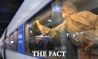 [TF포토] KTX 객실 방역 작업하는 코레일