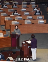 [TF포토] 질의에 답변하는 유은혜 사회부총리